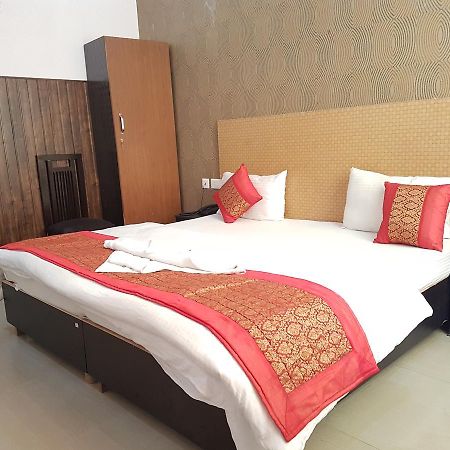 The Royal Crown Hotel Gurgaon Eksteriør billede