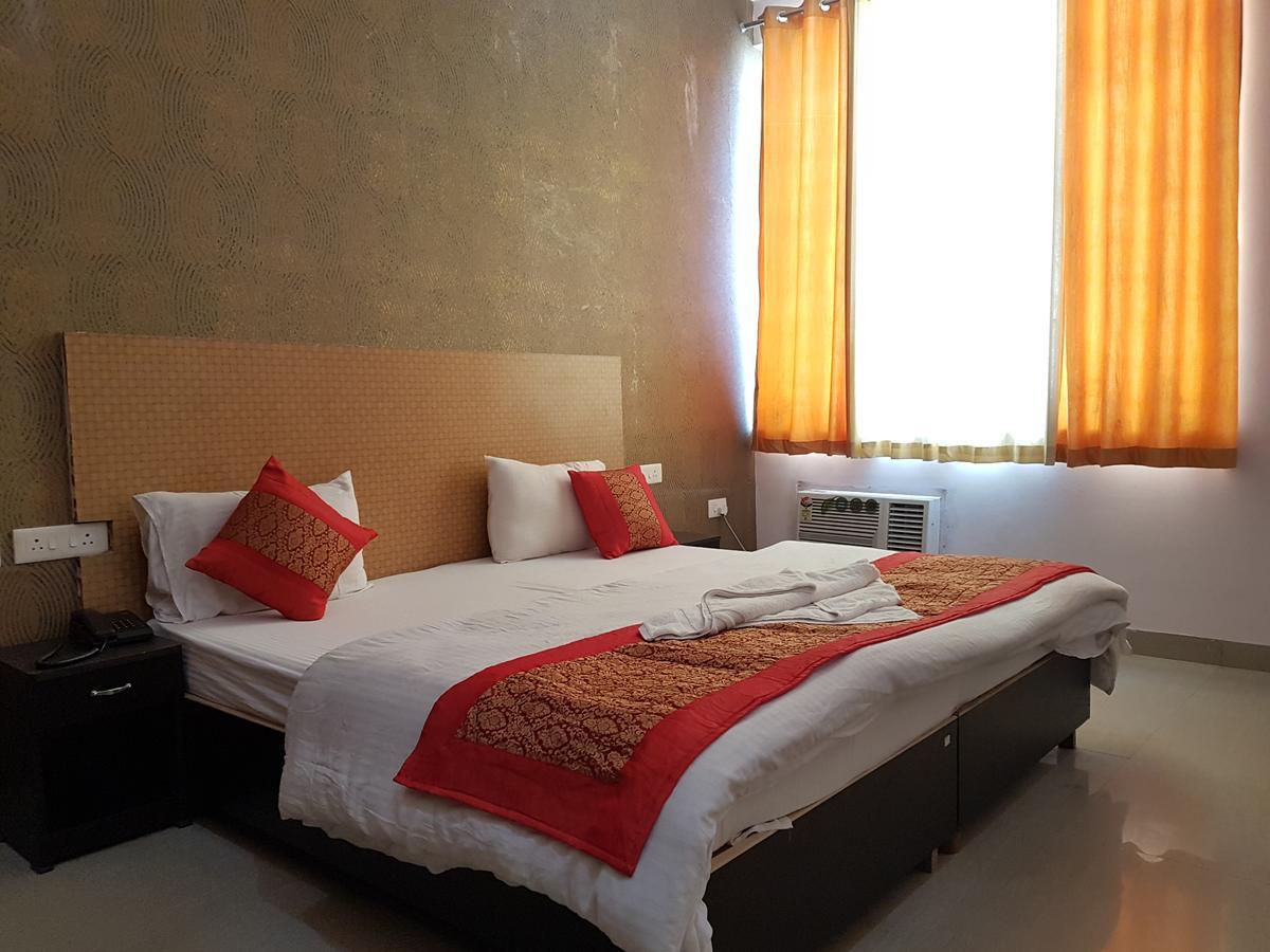 The Royal Crown Hotel Gurgaon Eksteriør billede