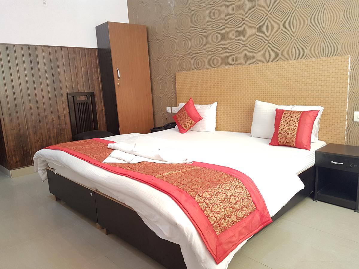 The Royal Crown Hotel Gurgaon Eksteriør billede
