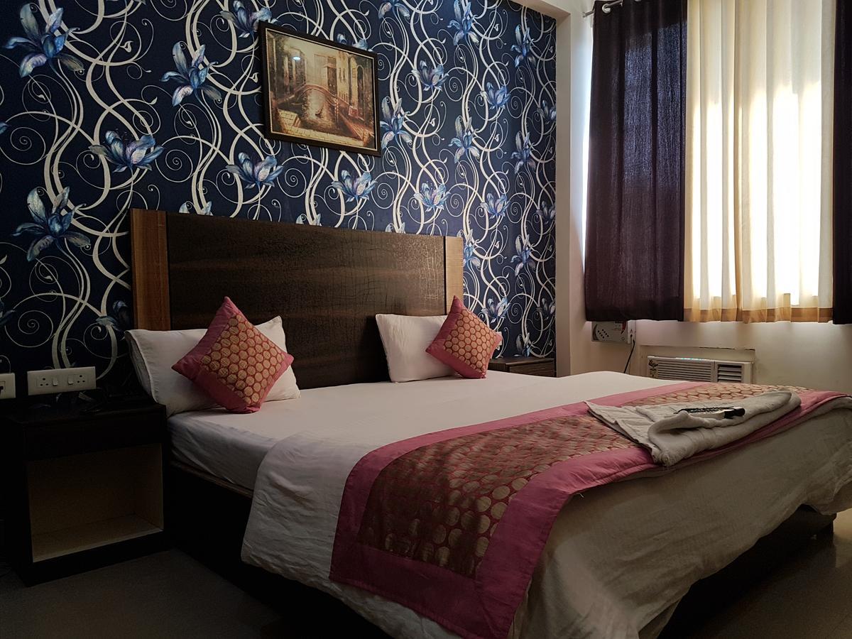 The Royal Crown Hotel Gurgaon Eksteriør billede